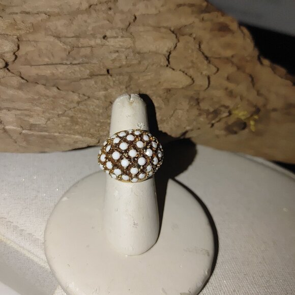Napier Ring White Cabochons Size 7 Vintage MCM Gold Tone Retro Statement Jewelry - Picture 6 of 15